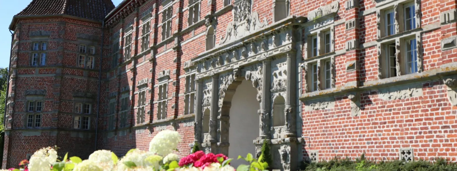 Voegaard slott i vakker blomst