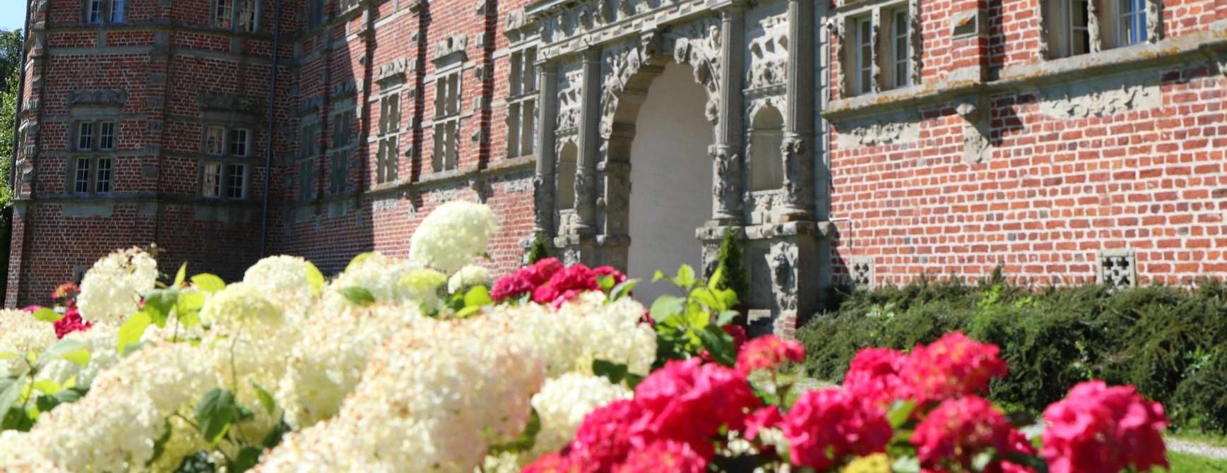 Voegaard slott i vakker blomst