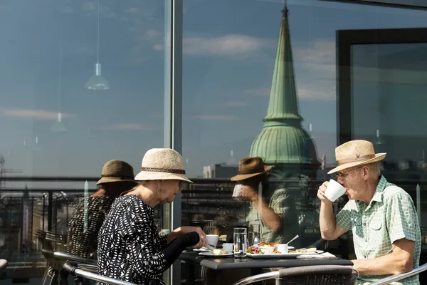 Liv i gatene. I Aalborg er det tett mellom stedene du kan sette deg ned, ta en pust i opplevelsesbakken og bare se på folkelivet. Foto: Visit Denmark/Robin Skjoldborg