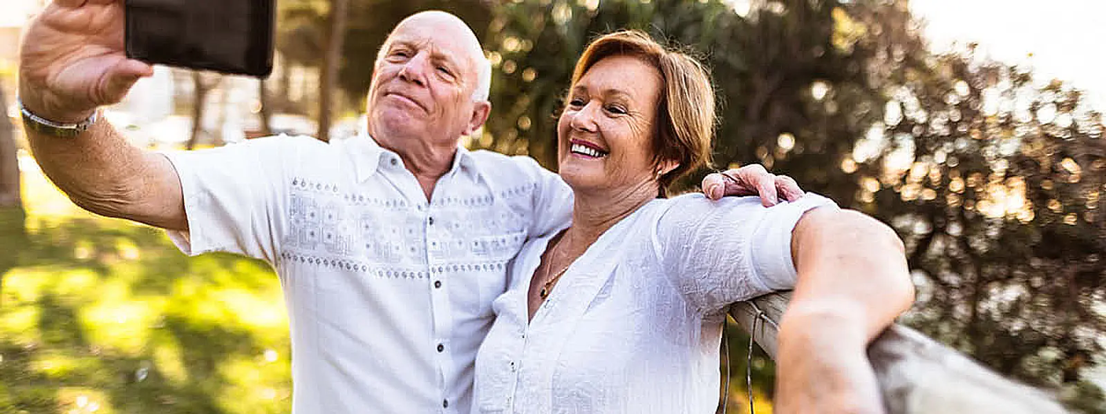 Eldre par tar selfie i Aalborg. Selfies har ingen aldersgrense.