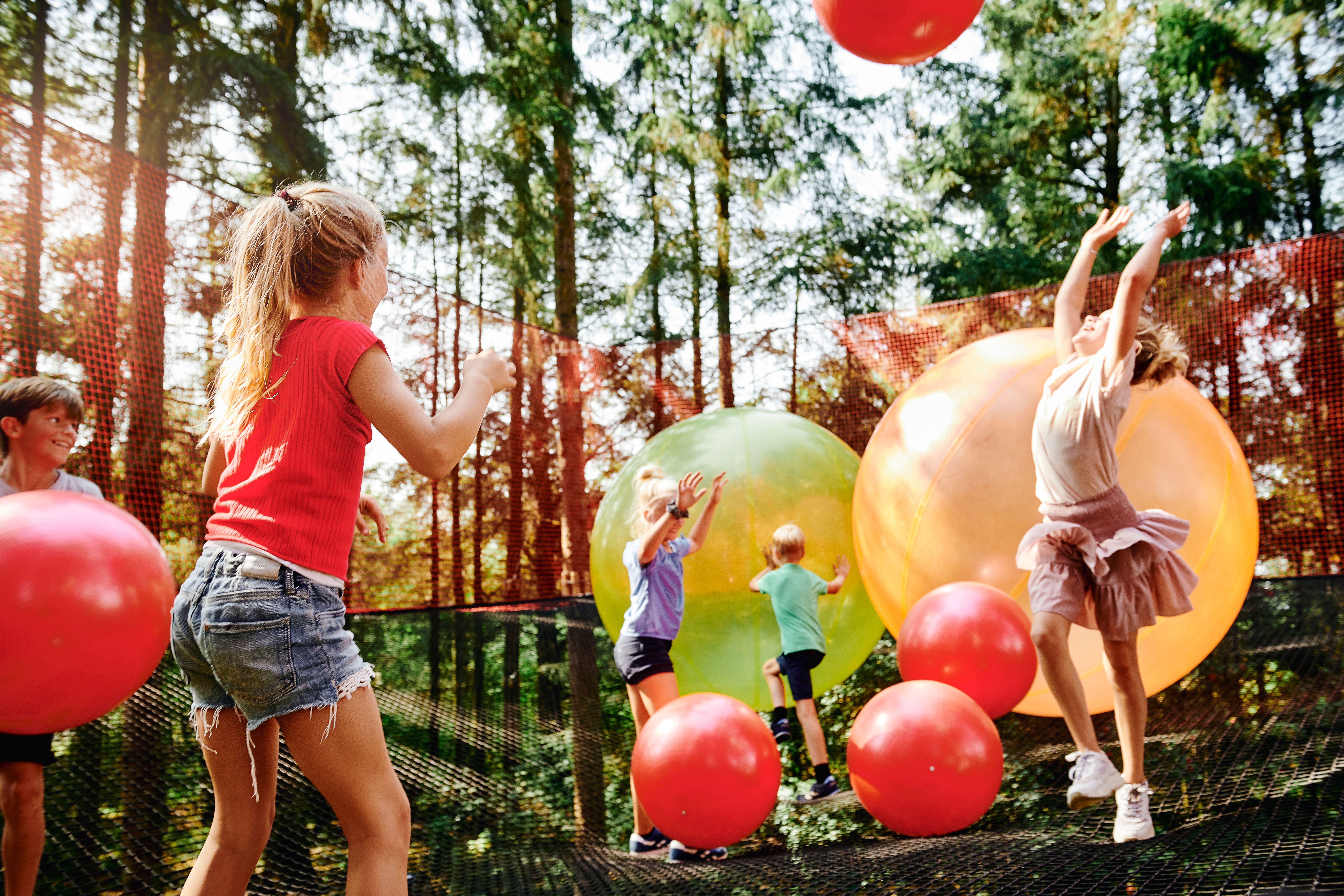 Barne leker med store ballonger i Wow Park