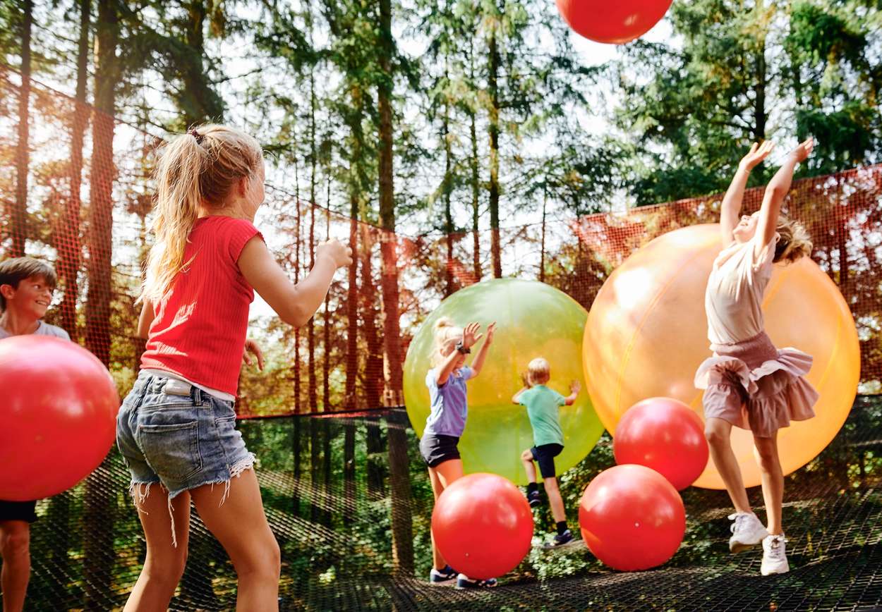 Barne leker med store ballonger i Wow Park