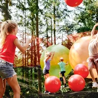 Barne leker med store ballonger i Wow Park