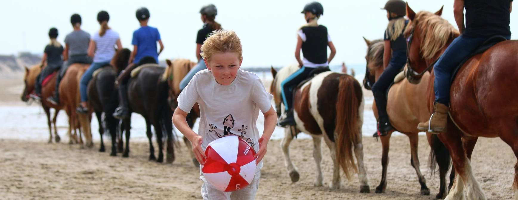 Barna storkoser seg på den langstrakte stranden ved Skallerup Seaside Resort