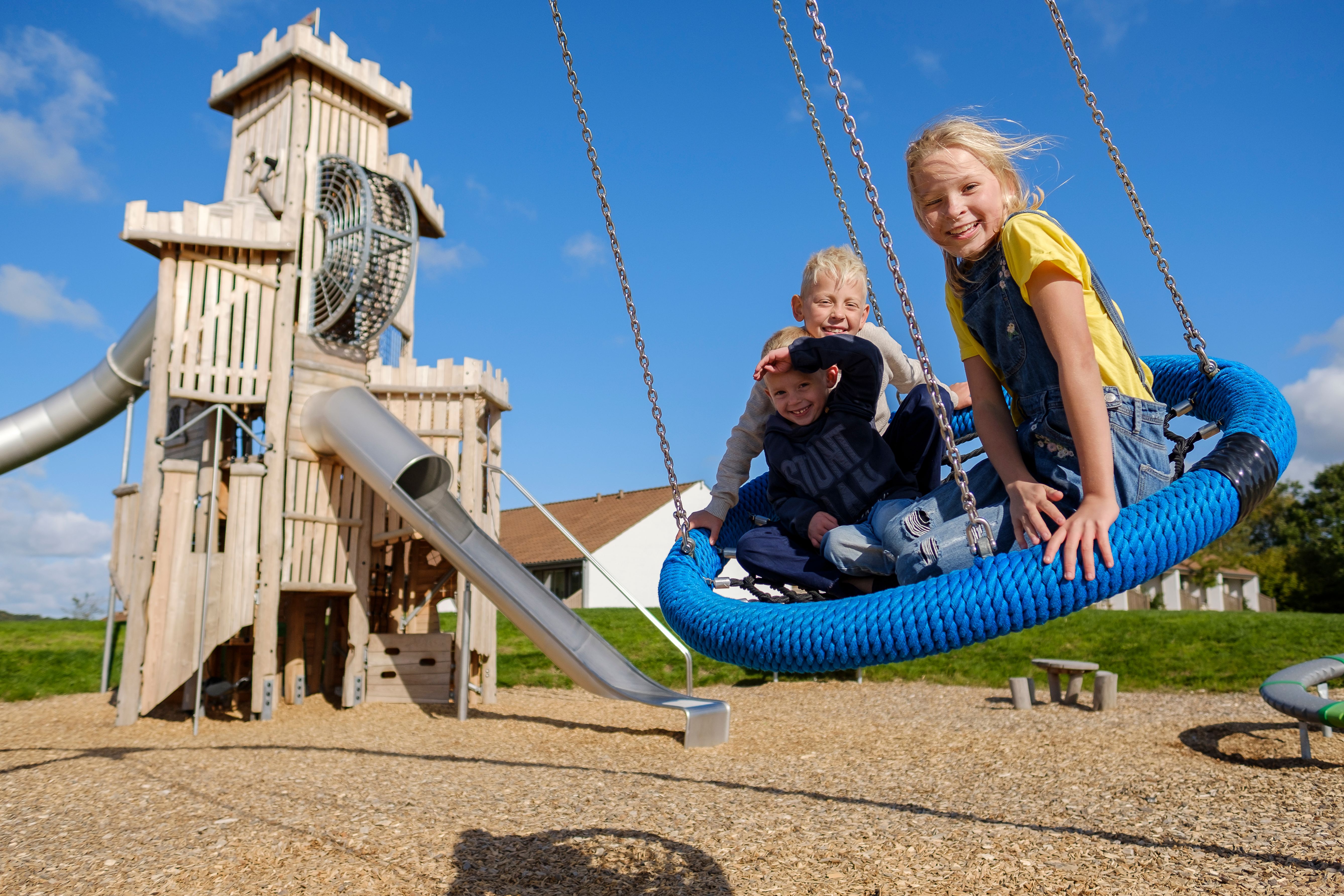 Barn som leker på huske. 