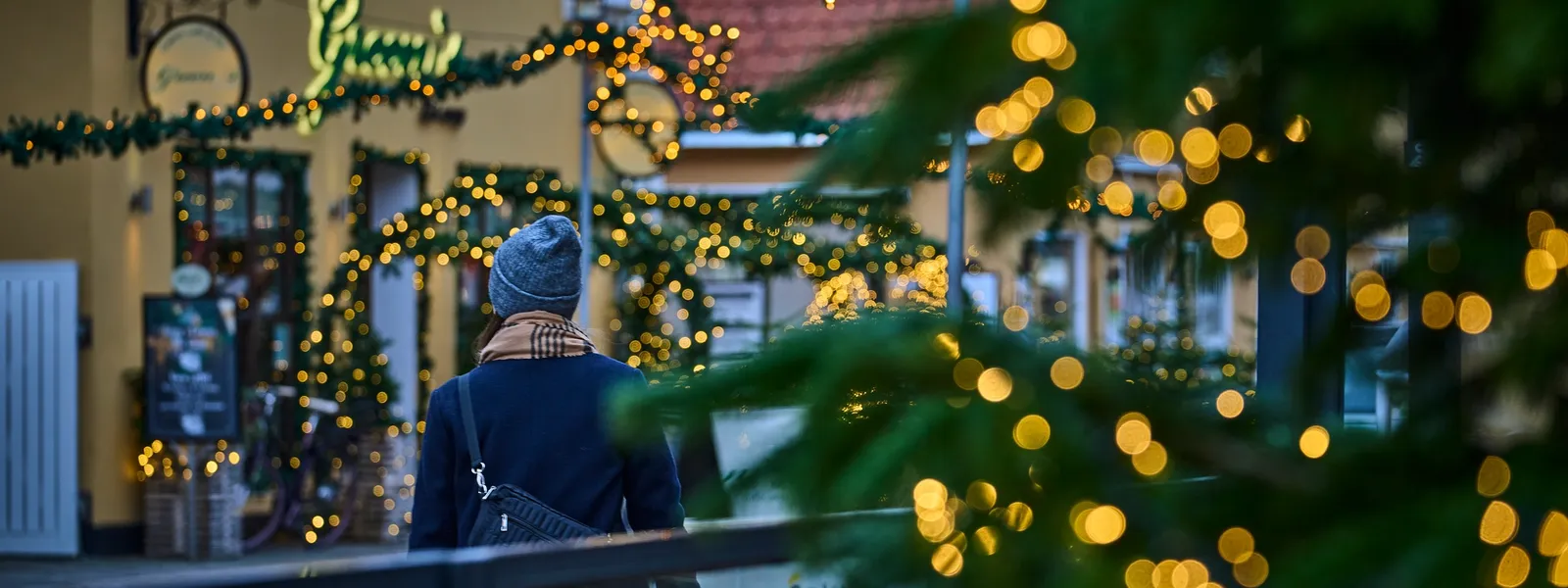 Dame omringet av julelys.