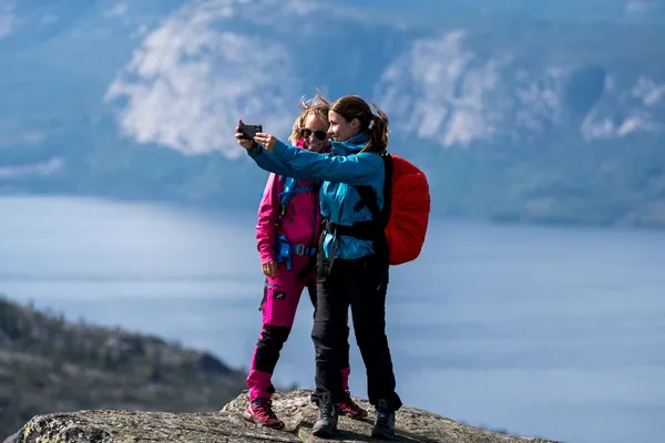 To venner tager en selfie på bjerget