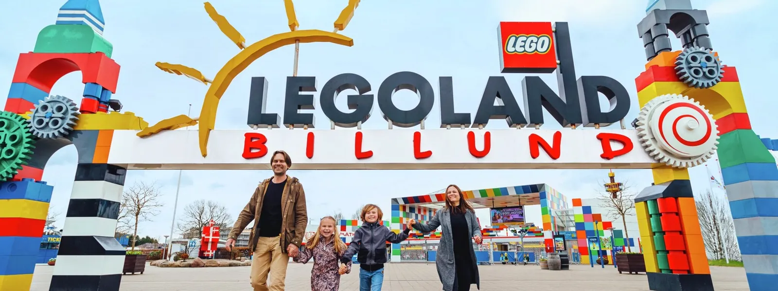 Familie på vei ut av inngangen til Legoland.