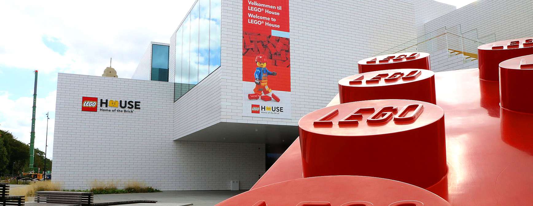 Fra utsiden av Lego House