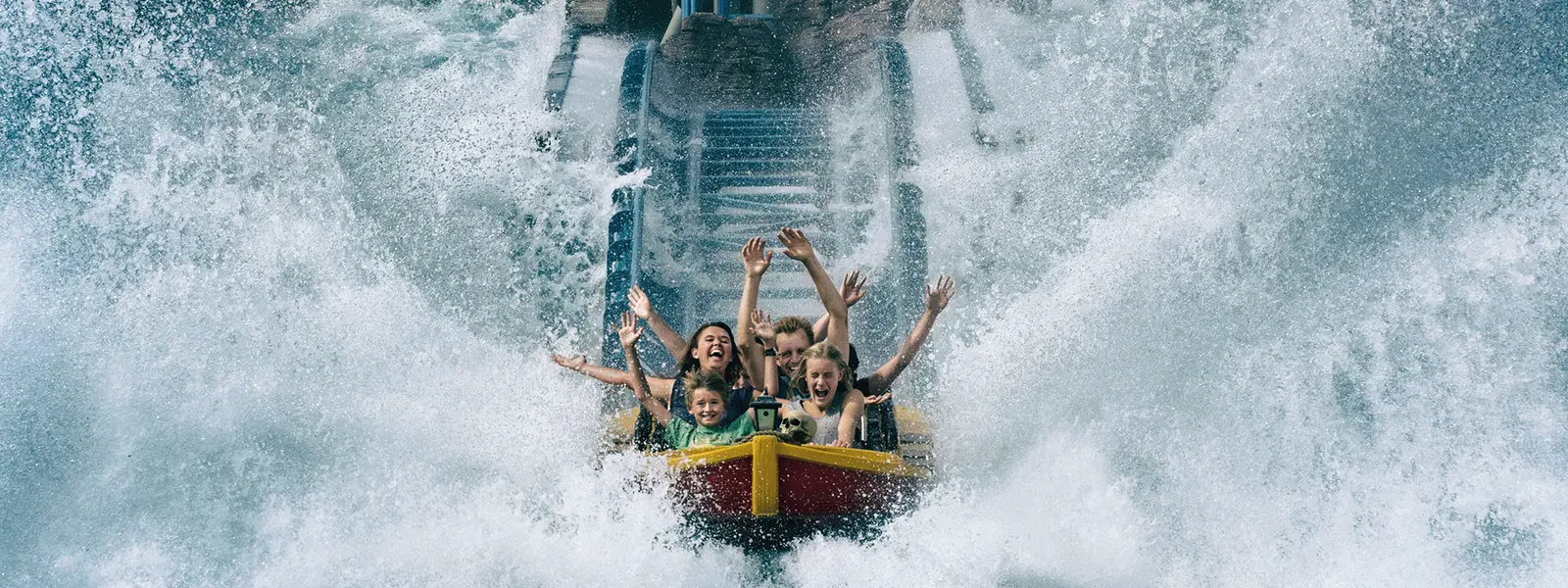 Barn i båt i vannsklie.