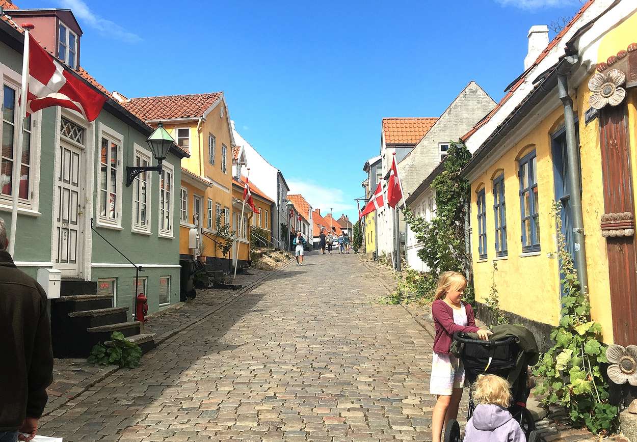 Sjarm: Det gjør godt å rusle rundt i Ebeltofts trange og sjarmerende gater. Foto: Fjord Line