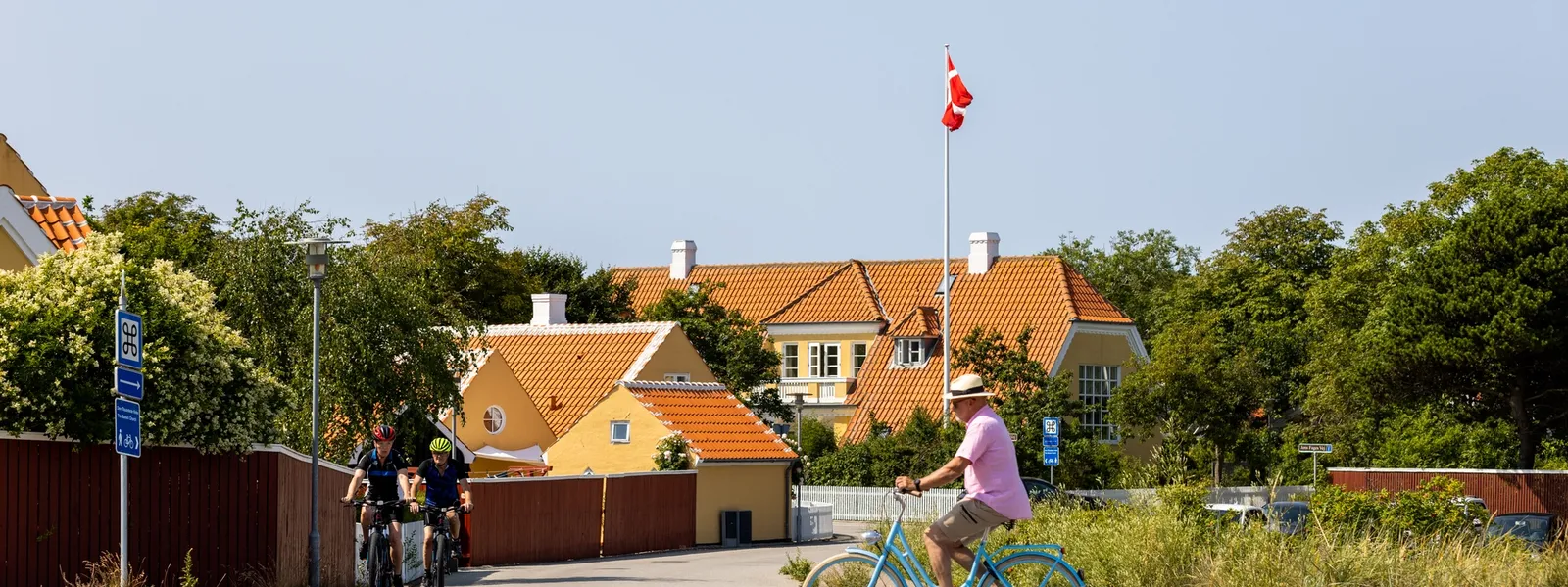 Vennepar nyter en deilig spasertur på vei til piknik i Skagen