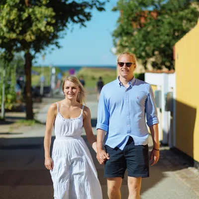 Hånd i hånd i vakre Sæby. Foto: Visit Denmark