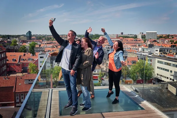 På toppen av Salling kjøpesenter kan de ekstra vågale prøve airwalk over 30 meter over bakken.