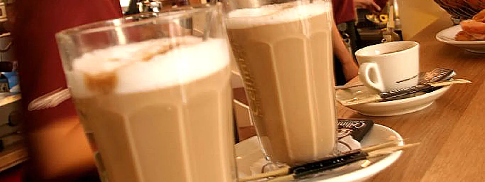 Servitør serverer kaffe i en av Aalborgs mange kafeer