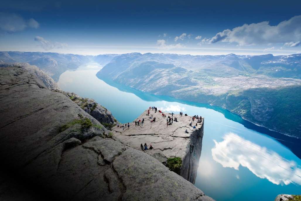 Der atemberaubende Blick von Preikestolen über den ruhigen Lysefjord in Norwegen.