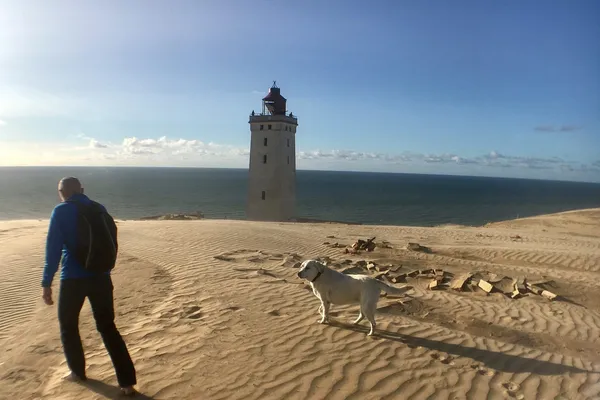 Rudbjerg Knude Fyr ble bygget i 1899 og slukket lampene for godt i 1968. Sanden tok rett og slett overhånd. Fyret ble flyttet fra sin utsatte posisjon på kanten av et sandstup og litt lengre inn på trygg grunn i 2019.
