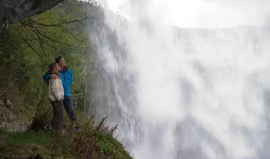 Steindalsfossen - vandfaldet, du kan gå bagved