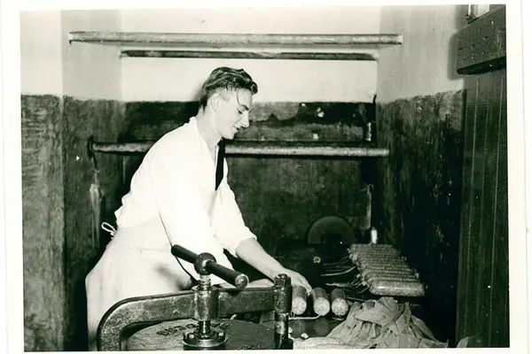 Historien om Højer Pølser strekker seg over 100 år tilbake i tid. Fire generasjoner har hatt ansvaret for å videreformidle og utvikle det som trolig er Danmarks beste pølser og spekemat. Foto: Privat