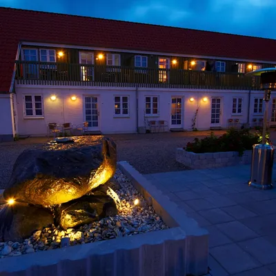 Foto av hotellet i kveldslys.