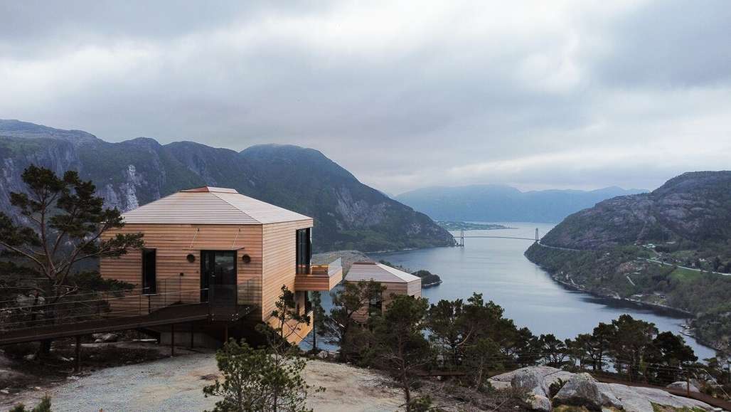 Baumhaus mit Aussicht auf den Fjord.