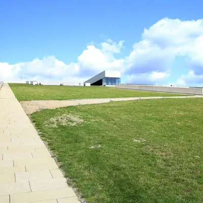 Moesgaard Museum sør for Aarhus, ligger nydelig plassert. Stedet er ypperlig for en utflukt. Her får du både i kulturell pose og naturskjønn sekk. Foto: Fjord Line