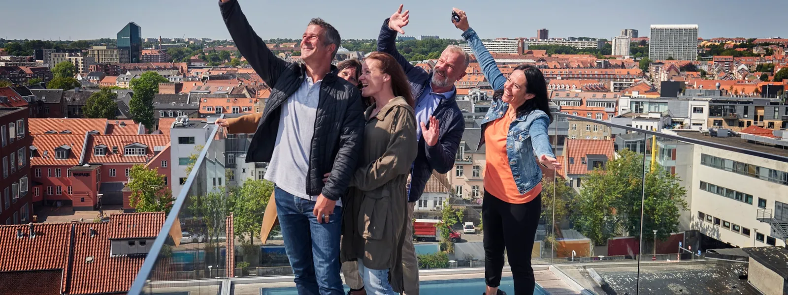 Vennepar nyter utsikten på taket av Aarhus
