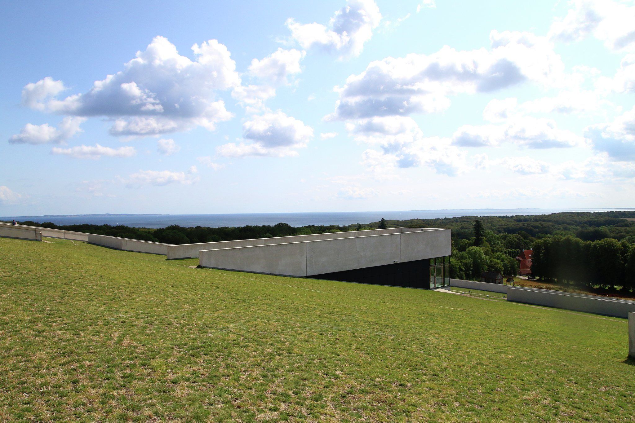 Moesgaard Museum sør for Aarhus, ligger nydelig plassert. Stedet er ypperlig for en utflukt. Her får du både i kulturell pose og naturskjønn sekk. Foto: Fjord Line