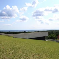 Moesgaard Museum sør for Aarhus, ligger nydelig plassert. Stedet er ypperlig for en utflukt. Her får du både i kulturell pose og naturskjønn sekk. Foto: Fjord Line