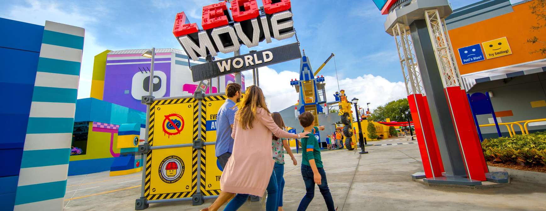 Familie på vei inn på nyheten Lego Movie World