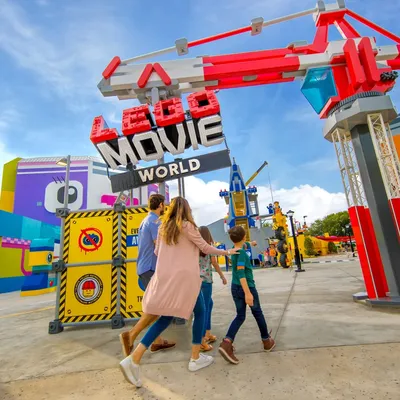 Familie på vei inn på nyheten Lego Movie World