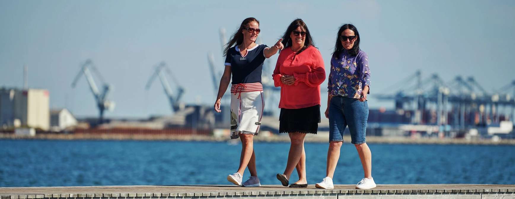 Tre kvinner går på den uendelige bro i Aarhus. Foto. 