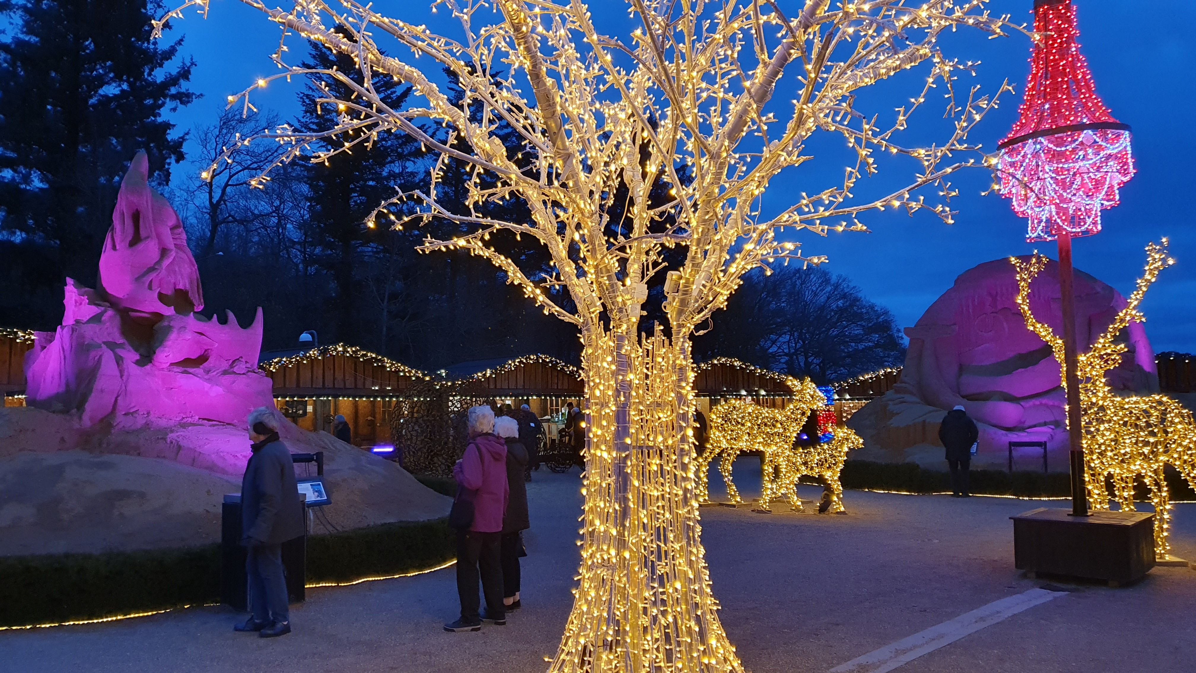 Lysdekorasjoner i skulpturparken. 