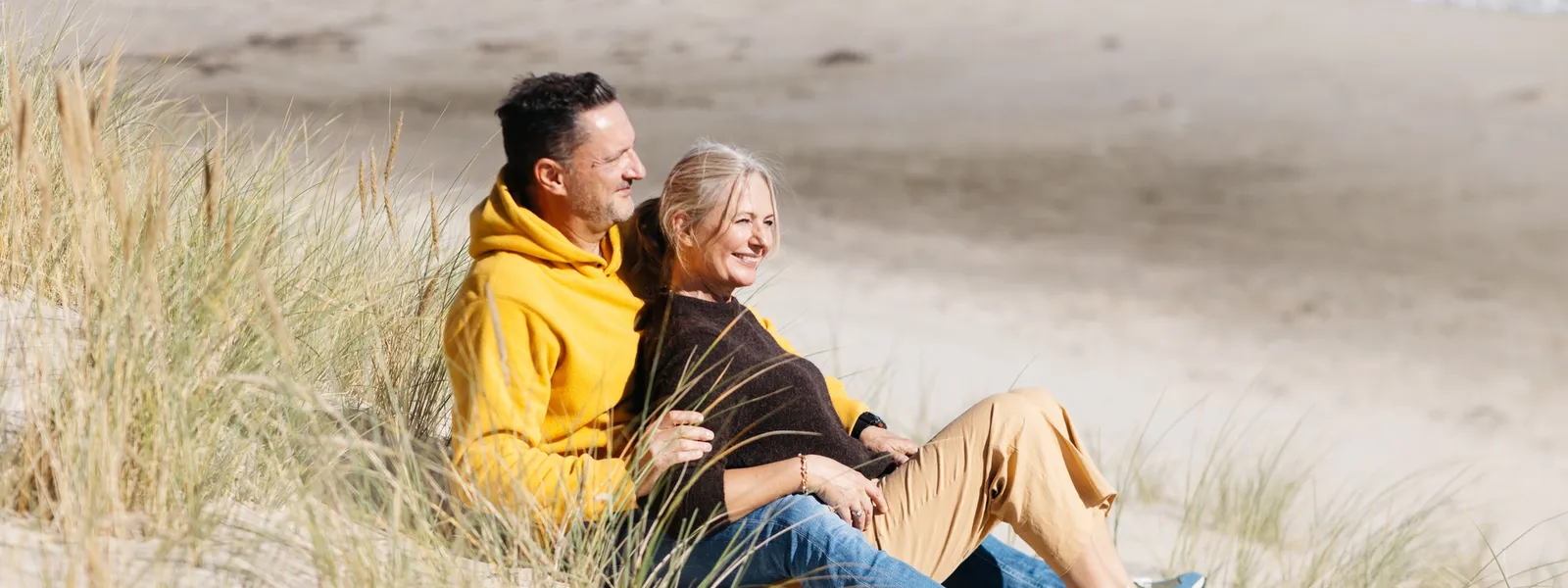 Par som slapper av på stranden. Foto.