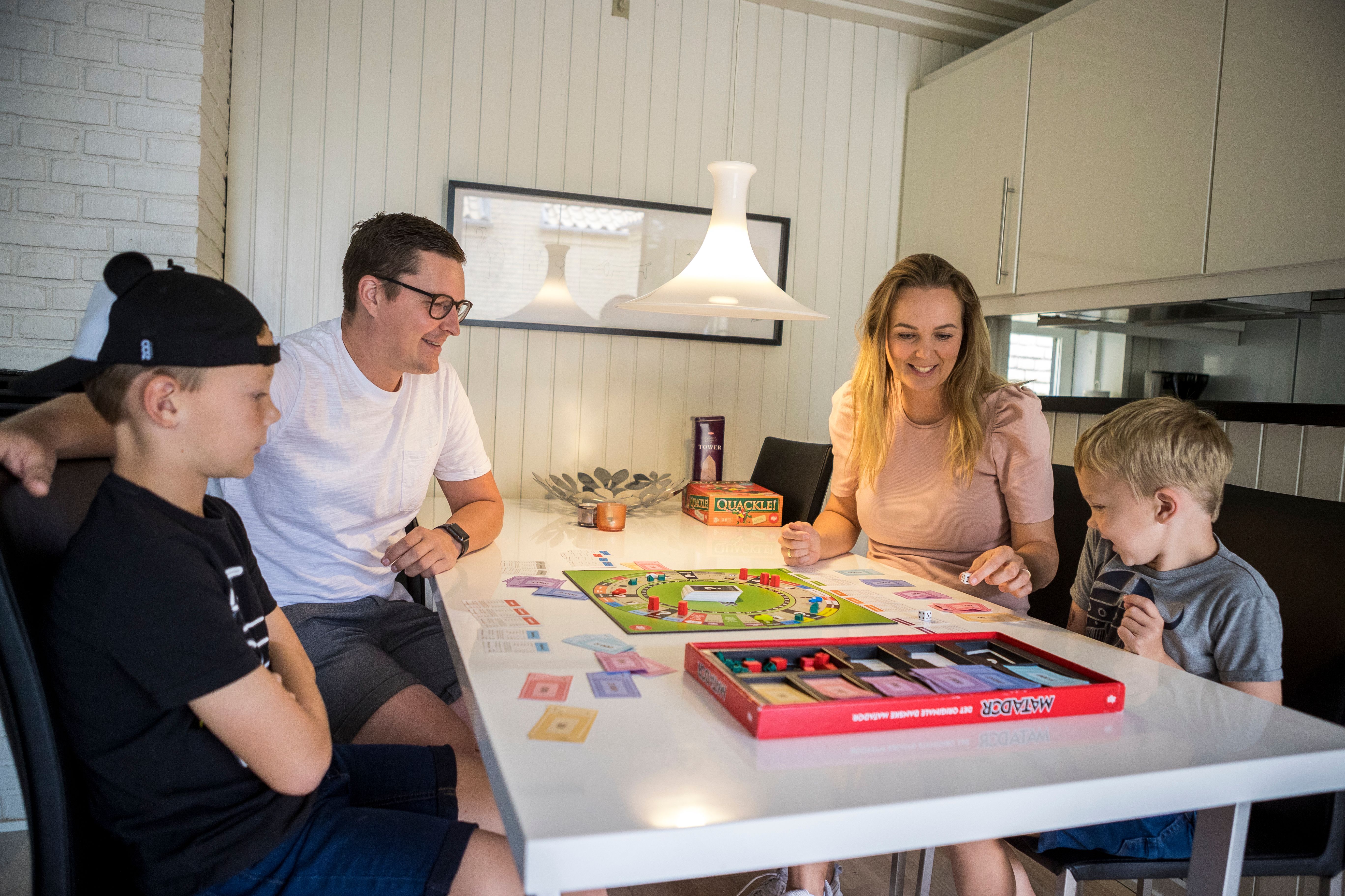 Foto av familie som spiller spill