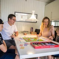 Foto av familie som spiller spill