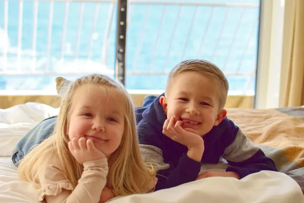 Gleder seg til senga: Amelia og Jacob har storkost seg og gleder seg til å sove om bord i skipet. Foto: Eva Eriksen