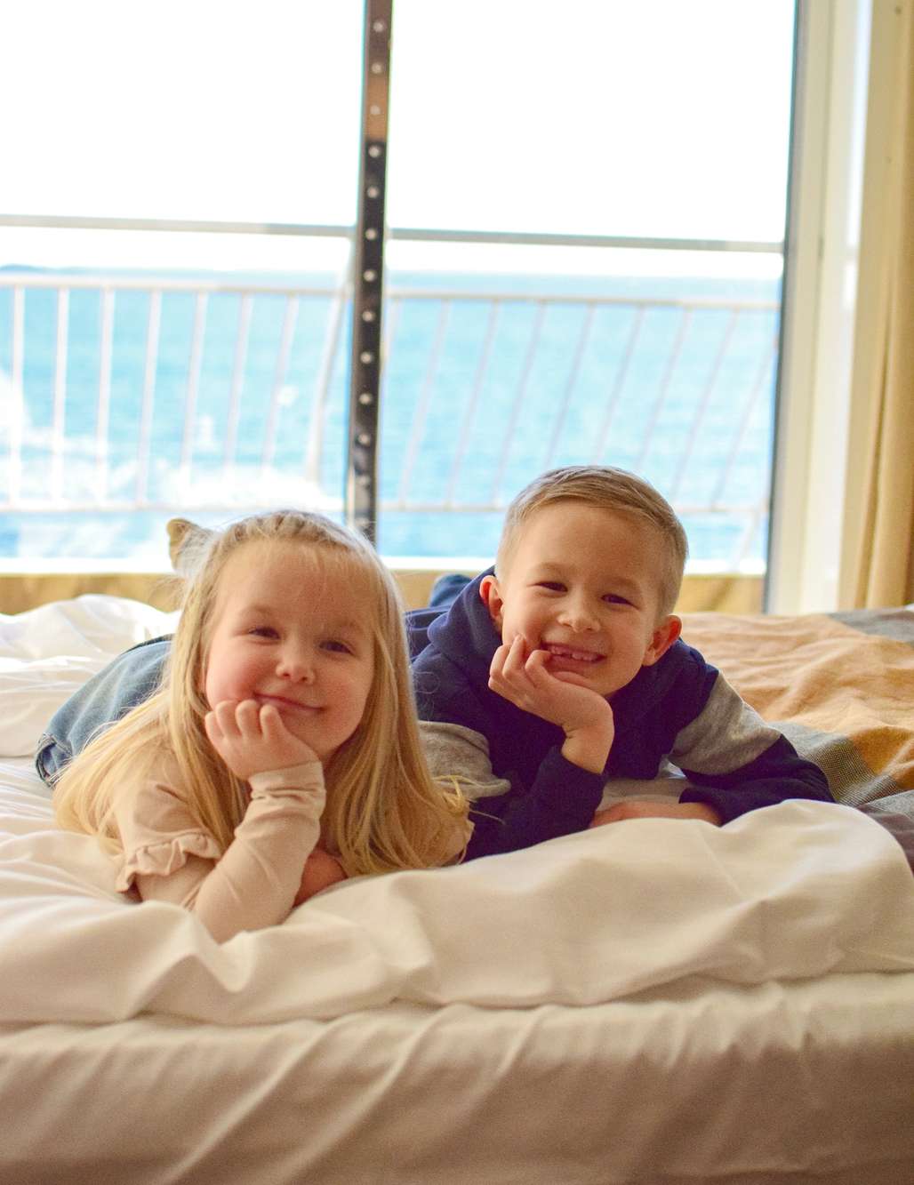 Gleder seg til senga: Amelia og Jacob har storkost seg og gleder seg til å sove om bord i skipet. 