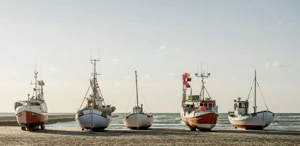 Fiskebåter ligger på stranda i Løkken. Fra flere av dem kan du kjøpe fersk fisk.