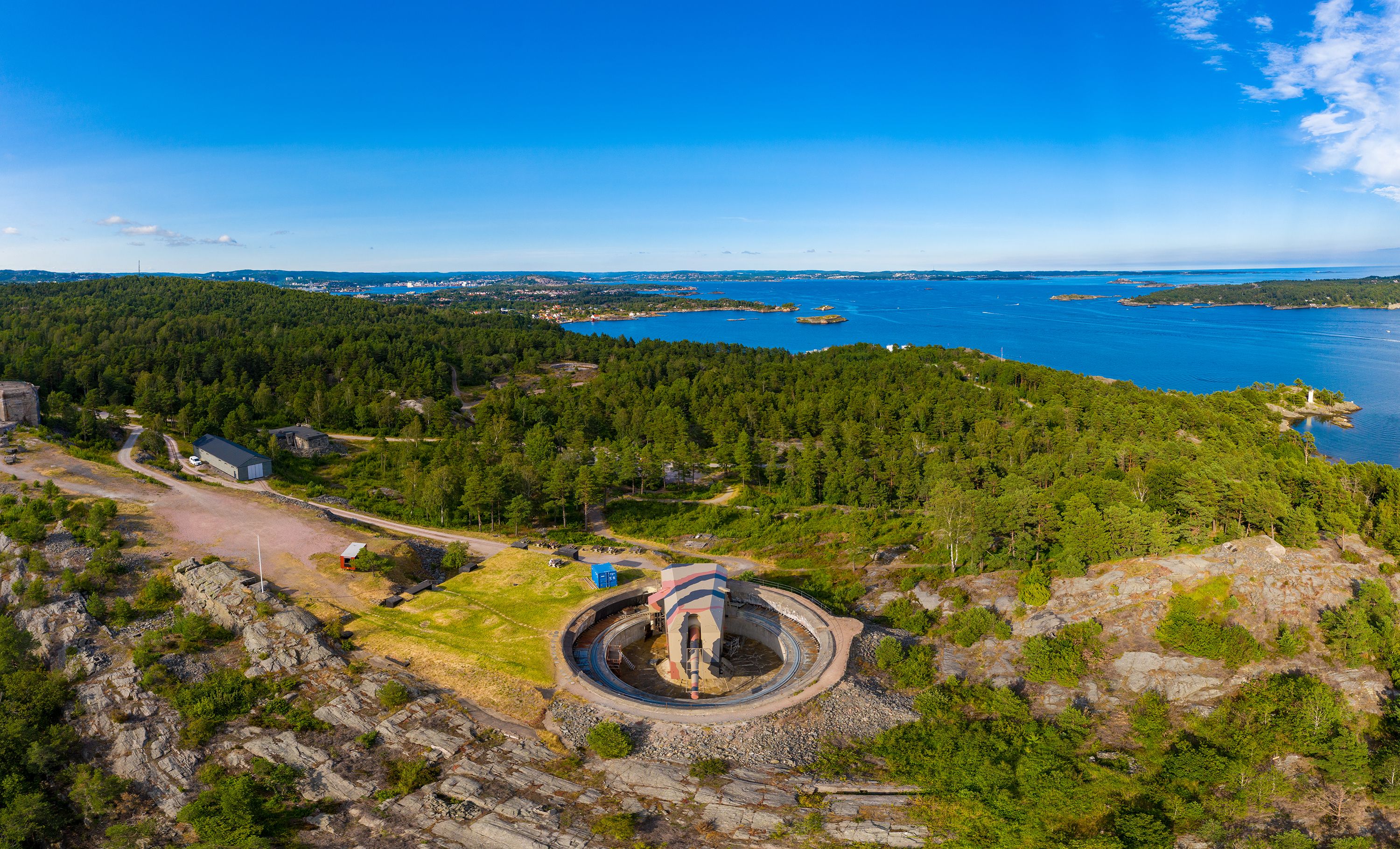 Cannon II at Møvik with forest and sea in the background
