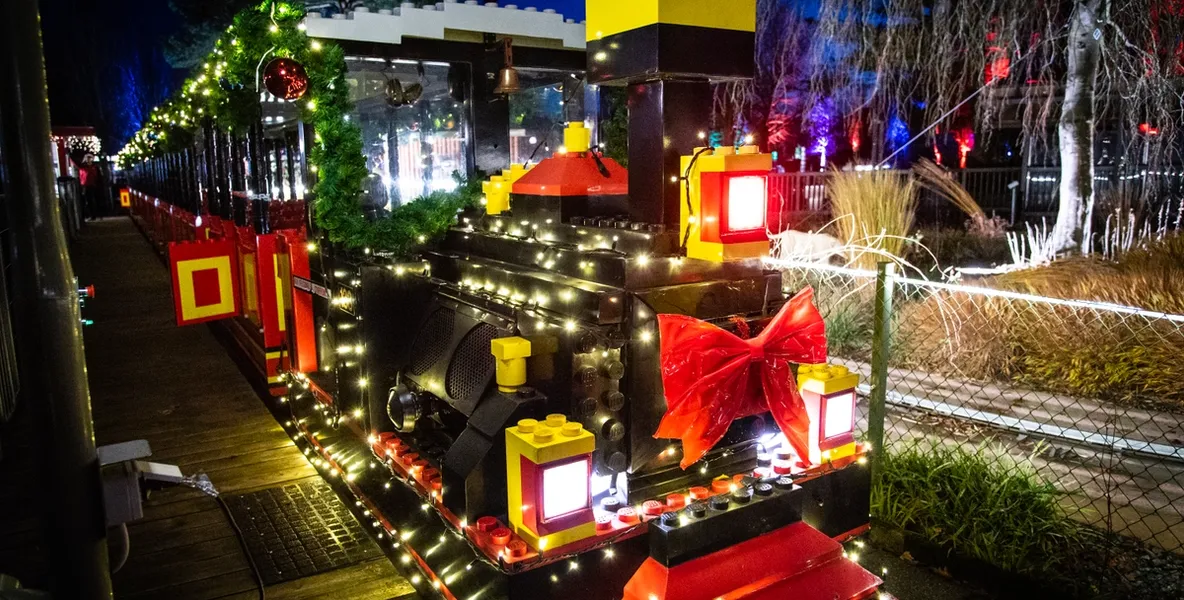 Foto av julepyntet tog i Legoland