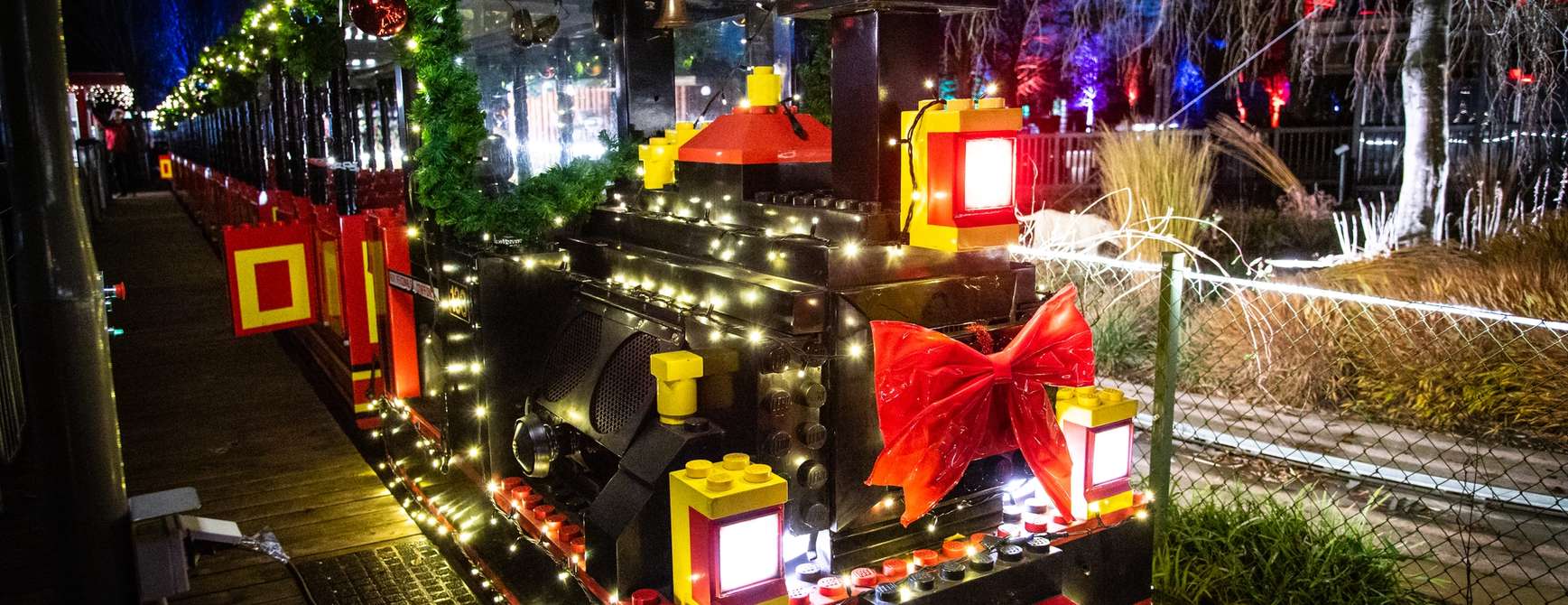 Foto av julepyntet tog i Legoland