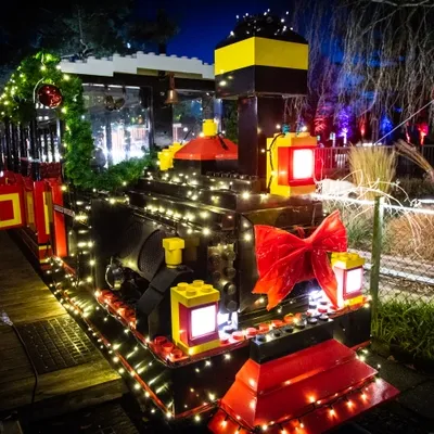 Foto av julepyntet tog i Legoland