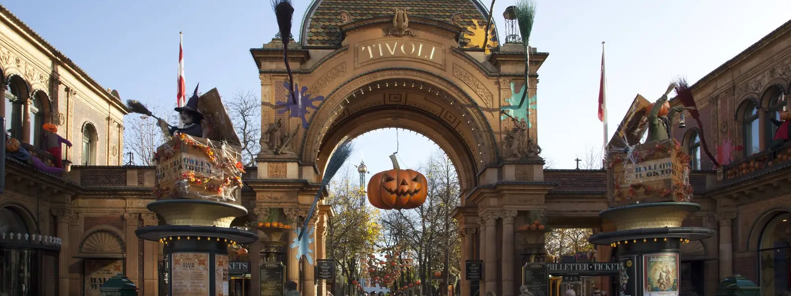 Foto av inngangspartiet i Tivoli. Pyntet til Halloween