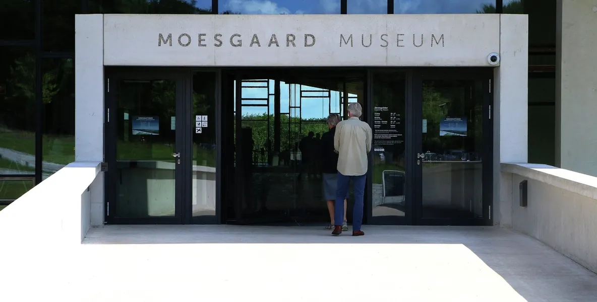 Moesgaard Museum sør for Aarhus, ligger nydelig plassert. Stedet er ypperlig for en utflukt. Her får du både i kulturell pose og naturskjønn sekk. Foto: Fjord Line