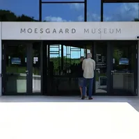 Stilig design og arkitektur. Inngangspartiet til museet. Foto: Fjord Line