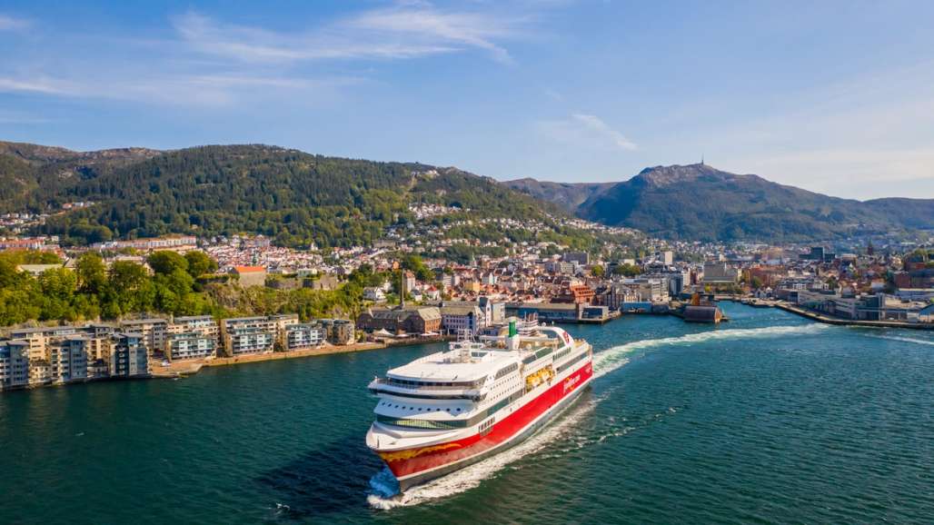 Bergensfjord seiler ut fra Bergen.