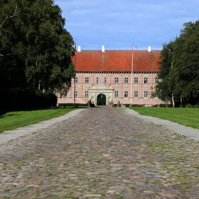 Den stenbelagte gate til slottet