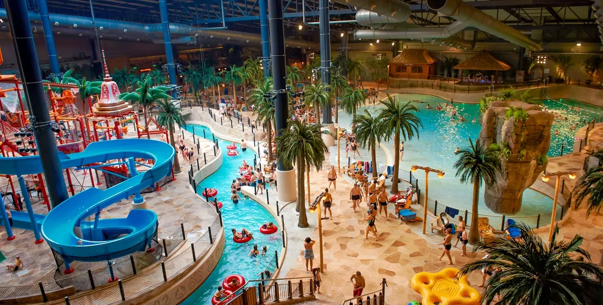 Lek og moro i tropisk basseng.