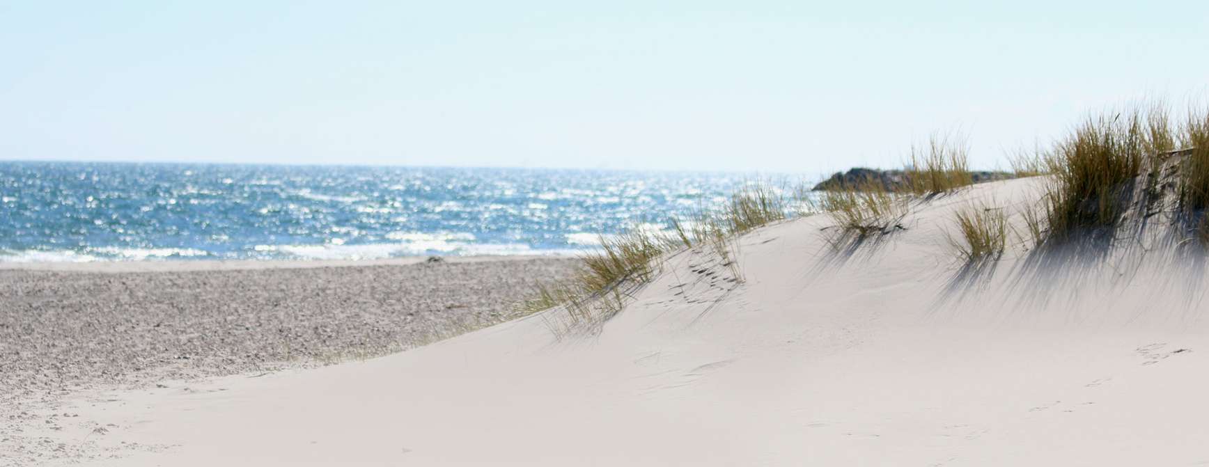 Foto av strand og sanddyner.